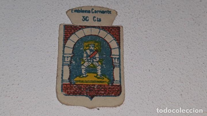 Militaria: ANTIGUO EMBLEMA DE AUXILIO SOCIAL 30 CTS - SERIE B N&ordm; 306 CIUDAD REAL A&Ntilde;OS 40 POSGUERRA