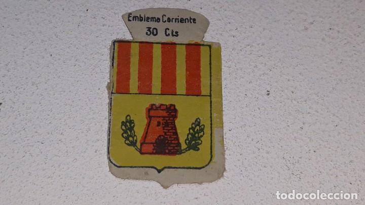 Militaria: ANTIGUO EMBLEMA DE AUXILIO SOCIAL 30 CTS - SERIE X N&ordm; 13 TARRASA BARCELONA A&Ntilde;OS 40 POSGUERRA