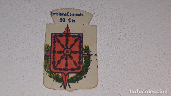Militaria: ANTIGUO EMBLEMA DE AUXILIO SOCIAL 30 CTS - SERIE B N&ordm; 318 NAVARRA  A&Ntilde;OS 40 POSGUERRA