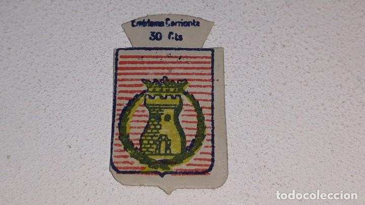 Militaria: ANTIGUO EMBLEMA DE AUXILIO SOCIAL 30 CTS - SERIE X N&ordm; 21 TORTOSA TARRAGONA A&Ntilde;OS 40 POSGUERRA