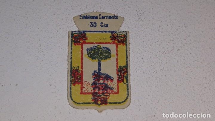 Militaria: ANTIGUO EMBLEMA DE AUXILIO SOCIAL 30 CTS - SERIE B N&ordm; 302 VIZCAYA A&Ntilde;OS 40 POSGUERRA
