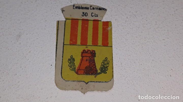Military Antiques: ANTIGUO EMBLEMA DE AUXILIO SOCIAL 30 CTS - SERIE X N&ordm; 13 TARRASA  A&Ntilde;OS 40 POSGUERRA