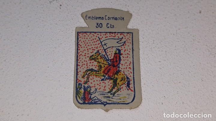 Military Antiques: ANTIGUO EMBLEMA DE AUXILIO SOCIAL 30 CTS - SERIE X N&ordm; 42 MEDINA SIDONIA CADIZ A&Ntilde;OS 40 POSGUERRA