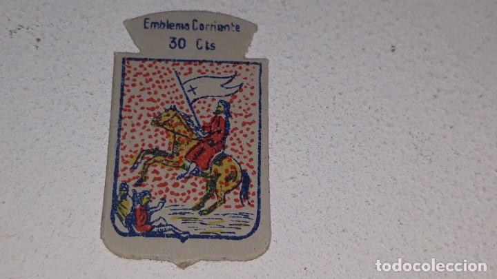 Military Antiques: ANTIGUO EMBLEMA DE AUXILIO SOCIAL 30 CTS - SERIE X N&ordm; 42 MEDINA SIDONIA CADIZ A&Ntilde;OS 40 POSGUERRA