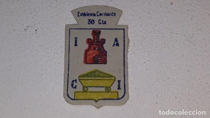 Military Antiques: ANTIGUO EMBLEMA DE AUXILIO SOCIAL 30 CTS - SERIE X N&ordm; 20 ELCHE ALICANTE  A&Ntilde;OS 40 POSGUERRA