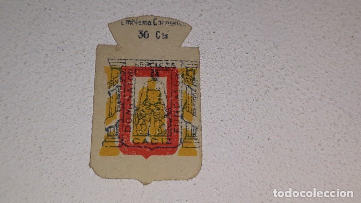Military Antiques: ANTIGUO EMBLEMA DE AUXILIO SOCIAL 30 CTS - SERIE B N&ordm; 304 CADIZ A&Ntilde;OS 40 POSGUERRA