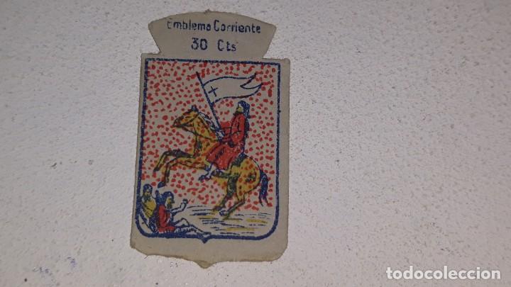 Military Antiques: ANTIGUO EMBLEMA DE AUXILIO SOCIAL 30 CTS - SERIE X N&ordm; 42 MEDINA SIDONIA CADIZ A&Ntilde;OS 40 POSGUERRA