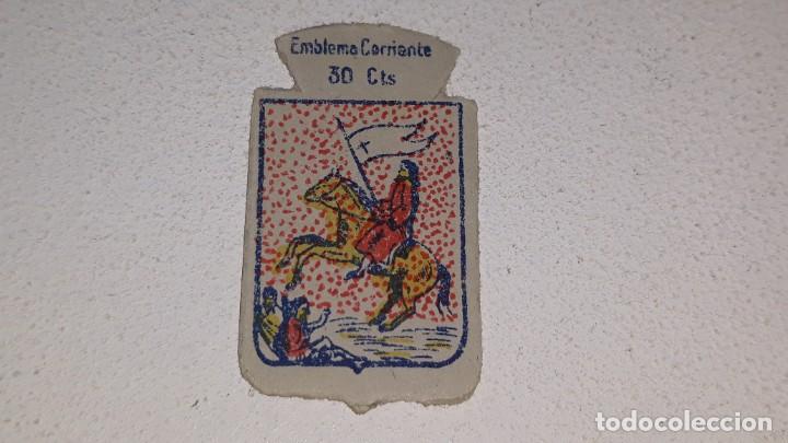 Military Antiques: ANTIGUO EMBLEMA DE AUXILIO SOCIAL 30 CTS - SERIE X N&ordm; 42 MEDINA SIDONIA CADIZ A&Ntilde;OS 40 POSGUERRA