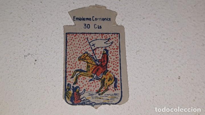 Military Antiques: ANTIGUO EMBLEMA DE AUXILIO SOCIAL 30 CTS - SERIE X N&ordm; 42 MEDINA SIDONIA CADIZ A&Ntilde;OS 40 POSGUERRA