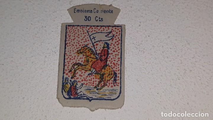 Military Antiques: ANTIGUO EMBLEMA DE AUXILIO SOCIAL 30 CTS - SERIE X N&ordm; 42 MEDINA SIDONIA CADIZ A&Ntilde;OS 40 POSGUERRA