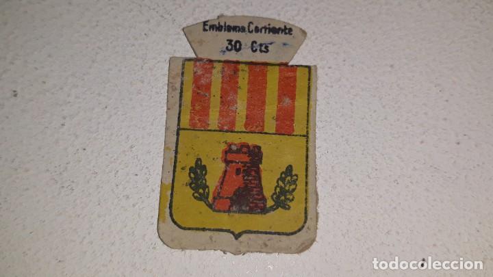 Military Antiques: ANTIGUO EMBLEMA DE AUXILIO SOCIAL 30 CTS - SERIE X N&ordm; 13 TARRASA BARCELONA A&Ntilde;OS 40 POSGUERRA