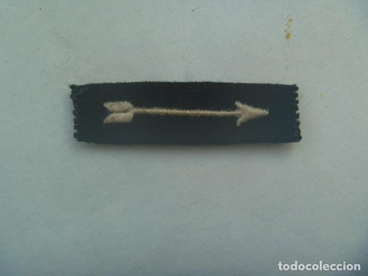Military Antiques: GUERRA CIVIL - FALANGE : PARCHE CON FLECHA BLANCA DE JEFE DE ESCUADRA. ORIGNAL