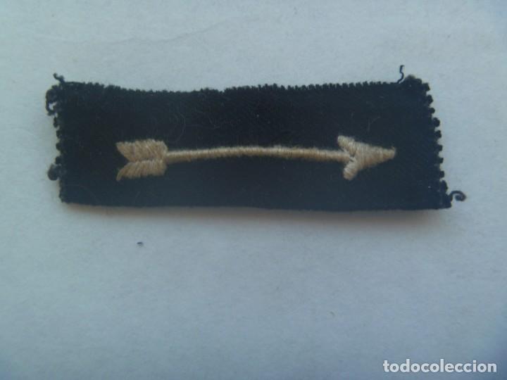 Military Antiques: GUERRA CIVIL - FALANGE : PARCHE CON FLECHA BLANCA DE JEFE DE ESCUADRA. ORIGNAL