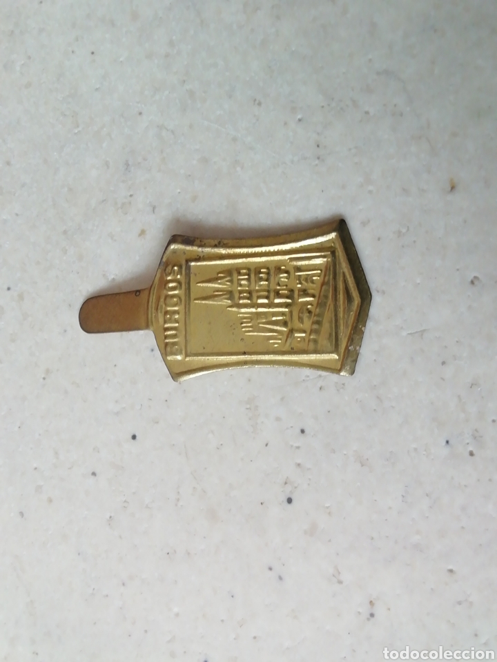 Militaria: Chapa Auxilio Social de Burgos