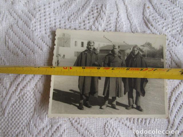 Military Antiques: FOTO MILITARES CON CAPOTE Y GORRO CUARTELERO GUERRA CIVIL?