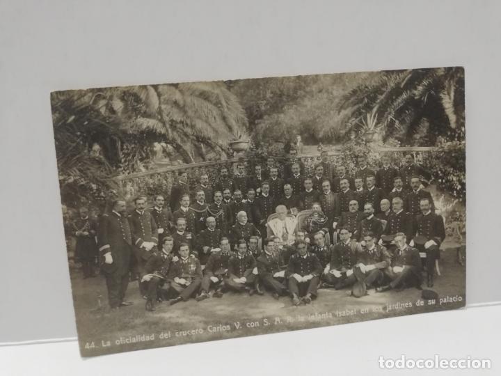 Militaria: TARJETA POSTAL. LA OFICIALIDAD DEL CRUCERO CARLOS V. CON S. M. R. LA INFANTA ISABEL EN LOS JARDINES.