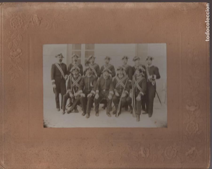 Military Antiques: FOTO ANTIGUA DE MILITARES DE GALA- MIDE: 26 X 21,50 C.M. EXTERIOR Y 15 X 10 C.M. LA FOTO