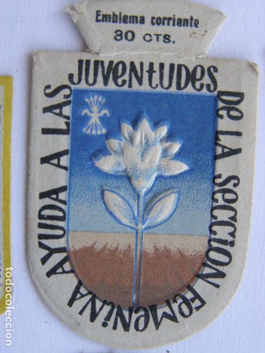 Militaria: EMBLEMA CORRIENTE 30 CENTIMOS AYUDA A LAS JUVENTUDES DE LA SECCION FEMENINA