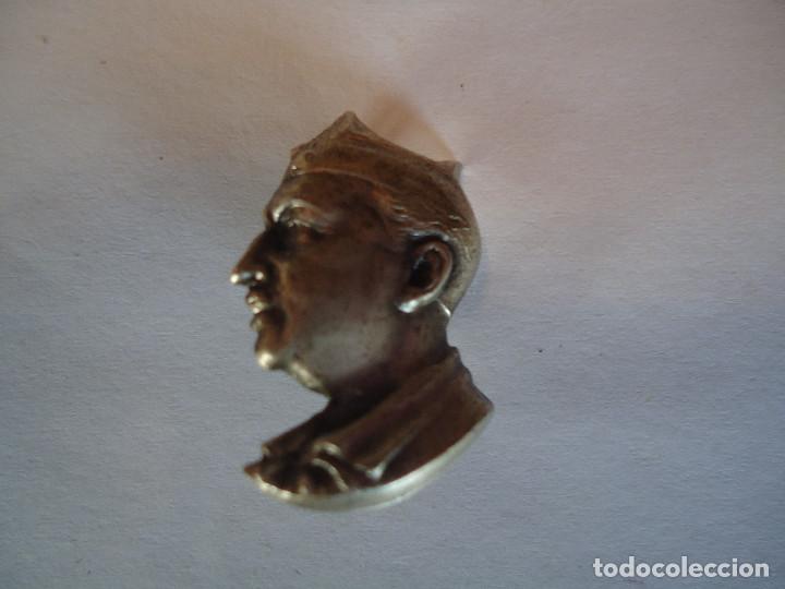 Military Antiques: ANTIGUA INSIGNIA DE ALFILER CON EL BUSTO DE FRANCO. -- 10