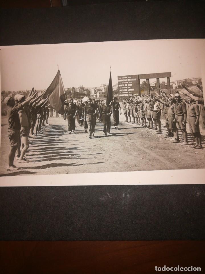Militaria: Foto Espa&ntilde;a guerra civil falange entrando en campo Fascista