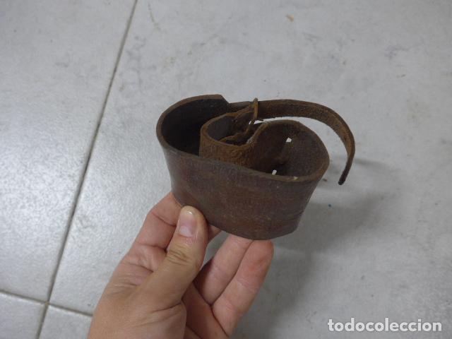 Military Antiques: Antigua mu&ntilde;equera de cuero o brazalete de guerra civil, original.