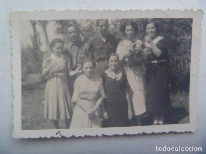 Militaria: GUERRA CIVIL : PEQUE&Ntilde;A FOTO DE FALANGISTA CON SE&Ntilde;ORITAS