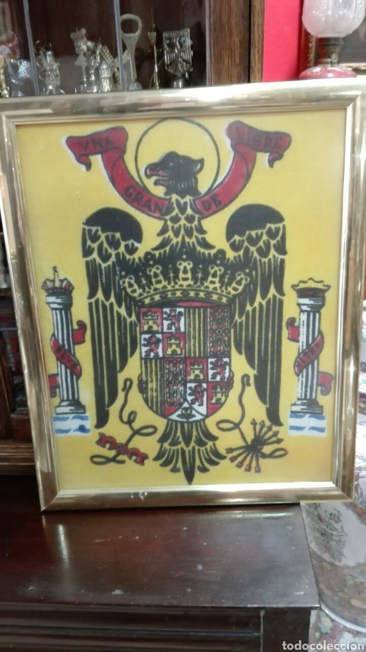 Militaria: Escudo her&aacute;ldica no se si es bordado o pintado