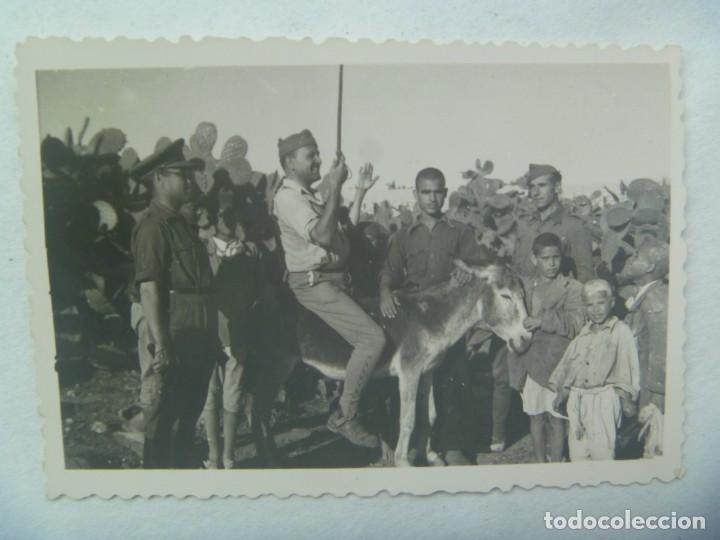 Militaria: GUERRA CIVIL - AFRICA : MILITARES ( UNO EN UN BURRO ) Y NI&Ntilde;OS MOROS , UNO LEVANTANDO EL BRAZO
