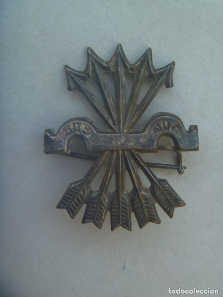 Militaria: GUERRA CIVIL - FALANGE : EMBLEMA FALANGISTA , GRANDE PARA EL GORRO O EL PECHO, PARECE PLATA