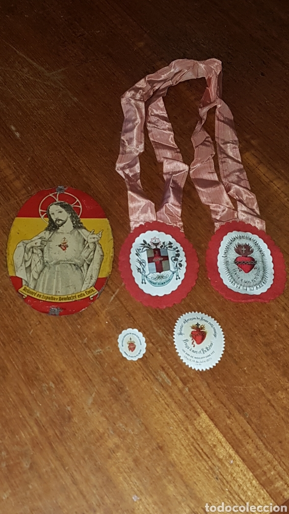 Military Antiques: Bonito lote detente bala de sagrado corazon de jesus de metal. 2 parches y un escapulario.Guerra civ