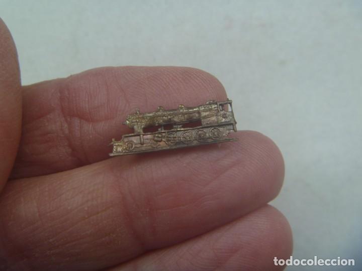 Military Antiques: GUERRA CIVIL : MINUSCULO EMBLEMA DE FERROVIARIO , CUERPO DE TRENES.DE GORRILLO