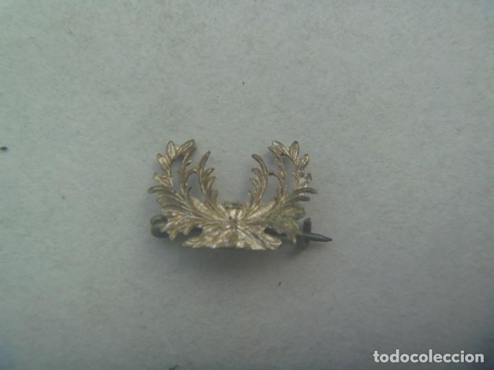 Militaria: GUERRA CIVIL : MINUSCULO EMBLEMA DE VETERINARIA MILITAR , PARA GORRILLO. PARECE PLATA