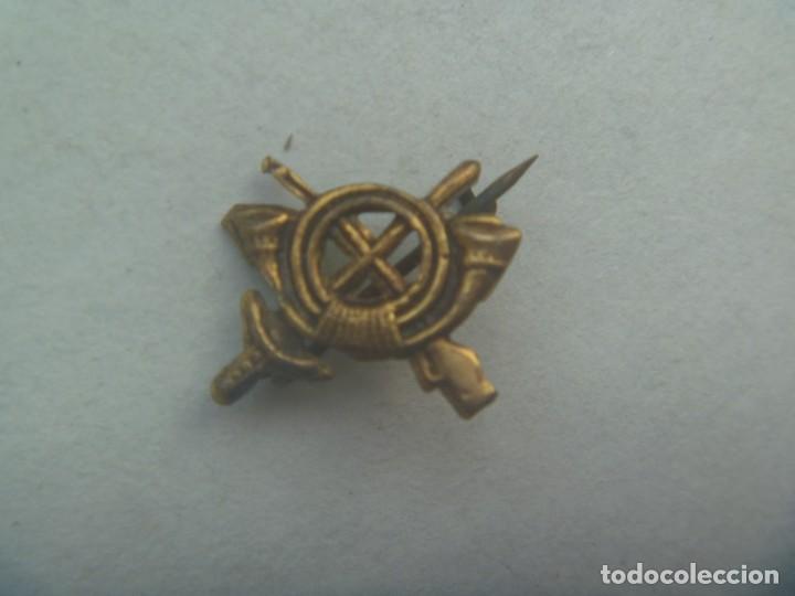 Militaria: GUERRA CIVIL : MINUSCULO EMBLEMA DE INFANTERIA DE LA REPUBLICA , PARA GORRILLO