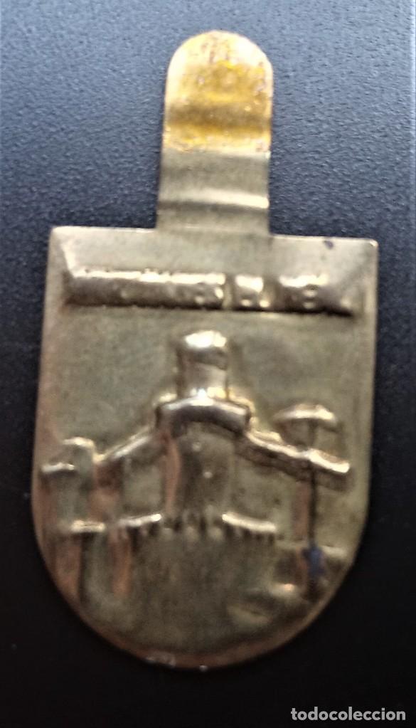 Militaria: ENMBLEMA AUXILIO SOCIAL METAL CASTILLO EL REAL