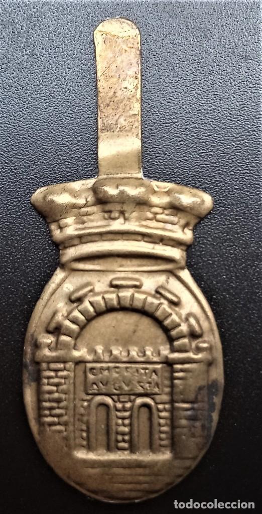 Militaria: ENMBLEMA AUXILIO SOCIAL METAL PUERTA CORONA