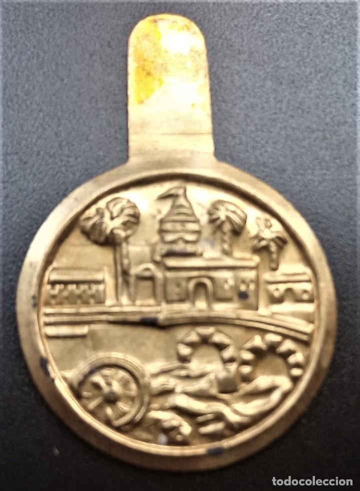 Militaria: ENMBLEMA AUXILIO SOCIAL METAL PALMERAS PUENTE RIO