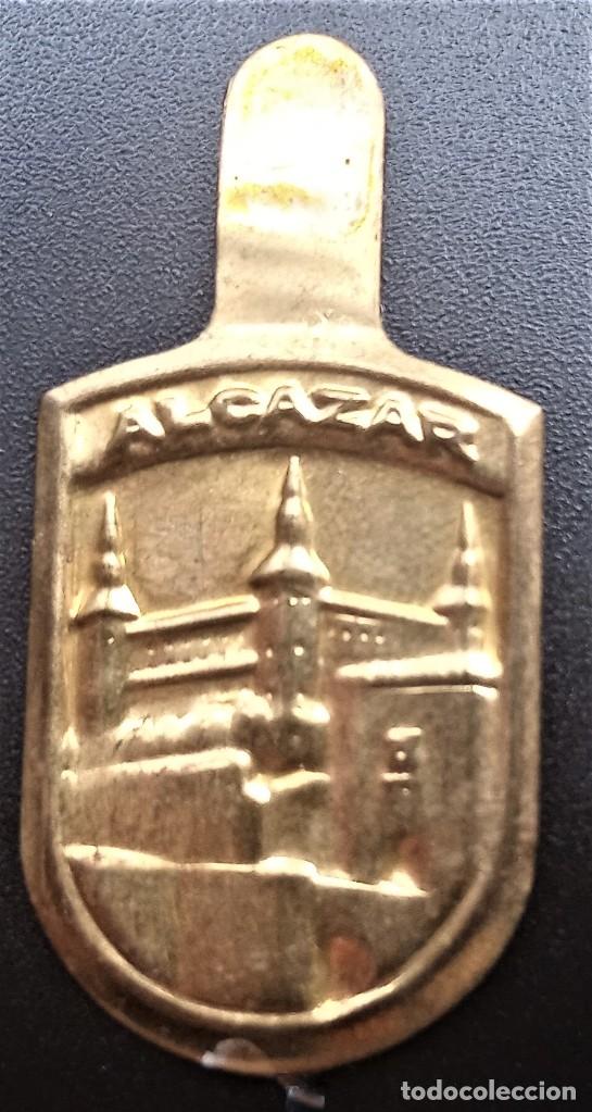 Militaria: ENMBLEMA AUXILIO SOCIAL METAL ALCAZAR SEGOVIA