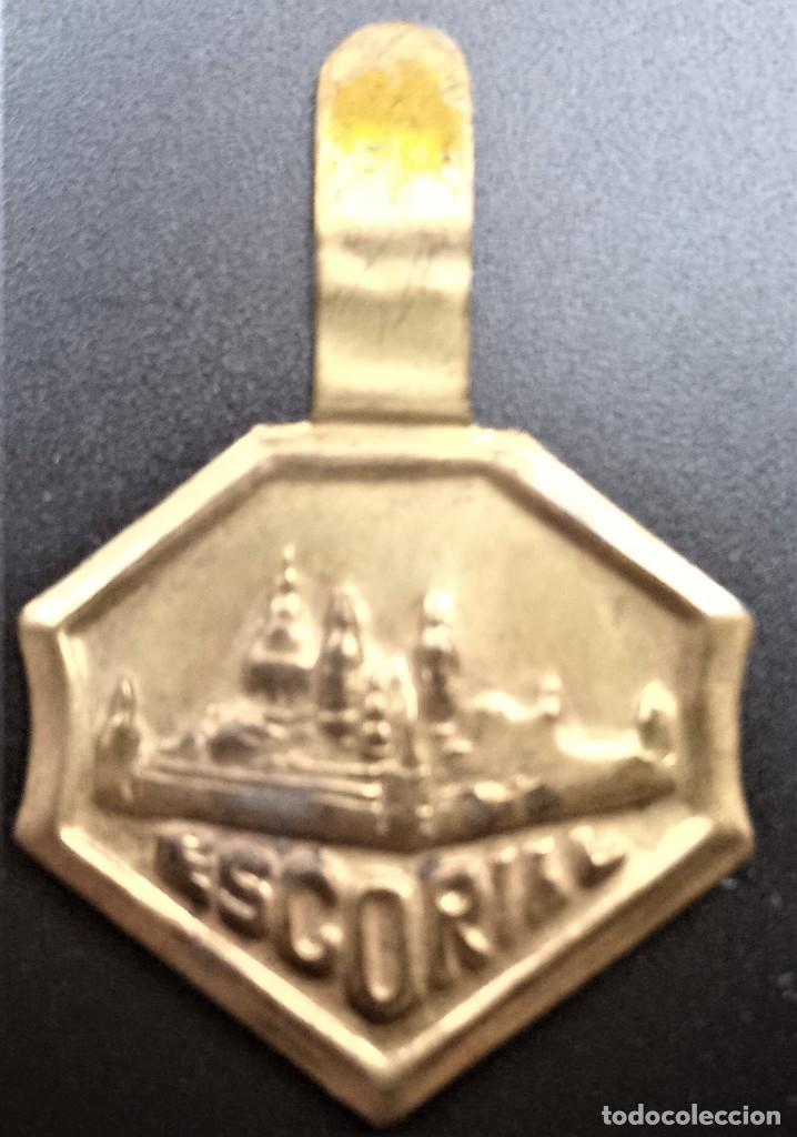 Militaria: ENMBLEMA AUXILIO SOCIAL METAL ESCORIAL MADRID