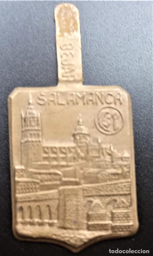 Military Antiques: ENMBLEMA AUXILIO SOCIAL METAL BEJAR SLAMANCA ARQUITECTURA