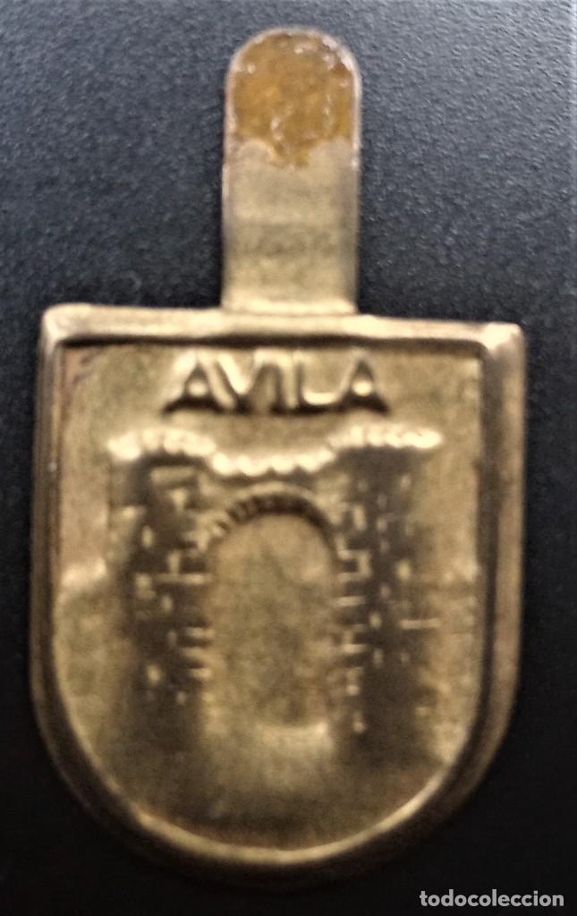 Military Antiques: ENMBLEMA AUXILIO SOCIAL METAL AVILA PUERTA
