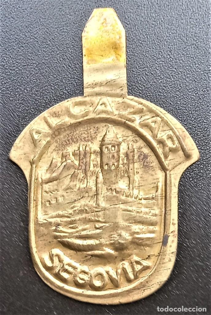 Military Antiques: ENMBLEMA AUXILIO SOCIAL METAL ALCAZAR SEGOVIA