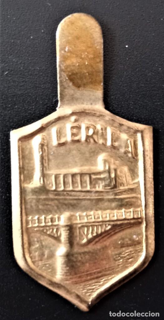 Military Antiques: EMBLEMA AUXILIO SOCIAL METAL L&Eacute;RIDA PUENTE