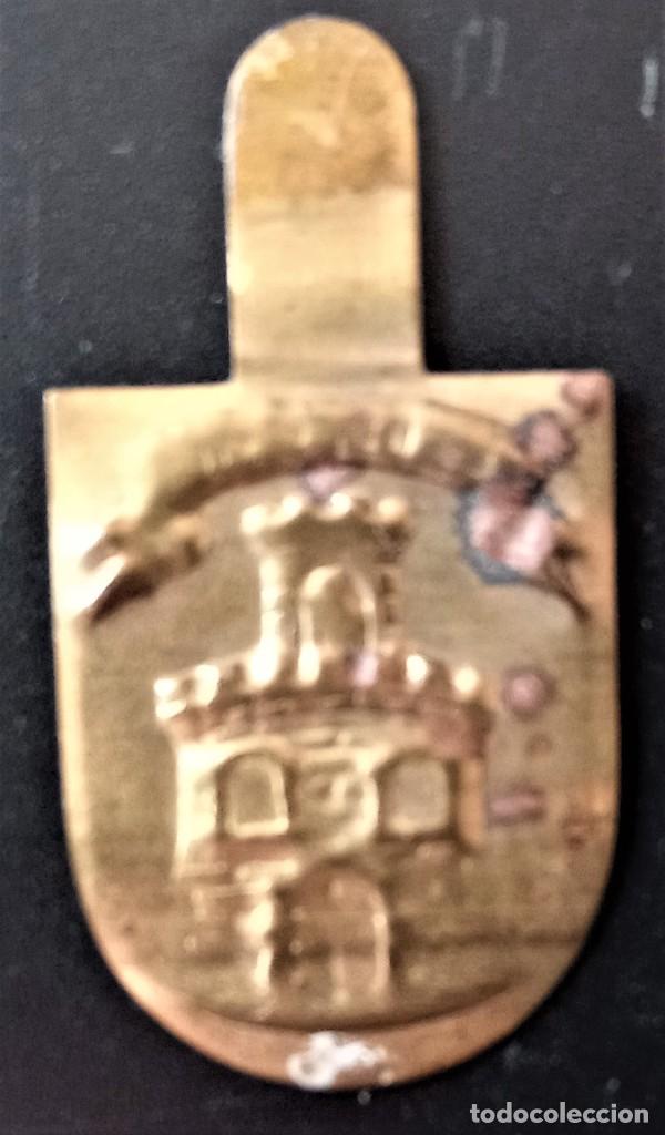 Military Antiques: EMBLEMA AUXILIO SOCIAL METAL TORRE CASTILLO
