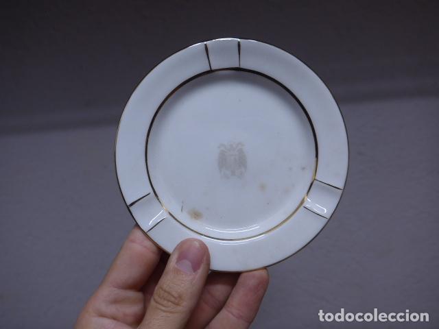 Militaria: Antiguo cenicero con escudo franquista, original de porcelana, epoca de Franco.