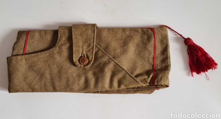 Military Antiques: Gorra militar espa&ntilde;ola con Borla roja Bot&oacute;n de madera y Orejeras - Guerra Civil