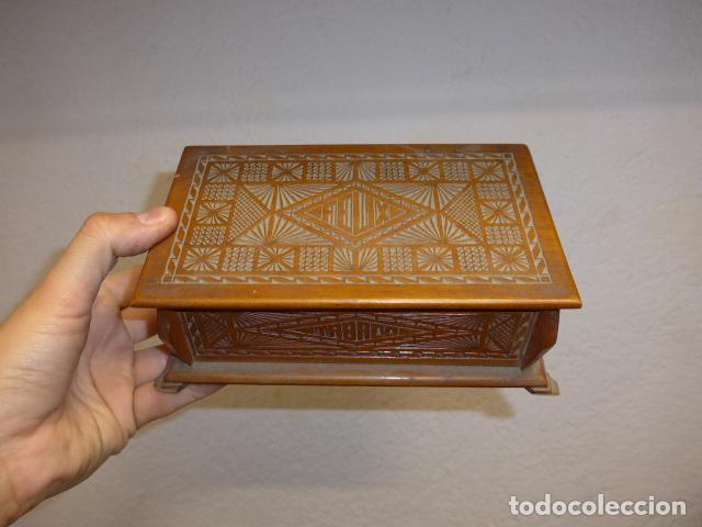 Militaria: Antigua caja hecha por preso republicano catalan, pone 1940 y Felix, original. Prision.