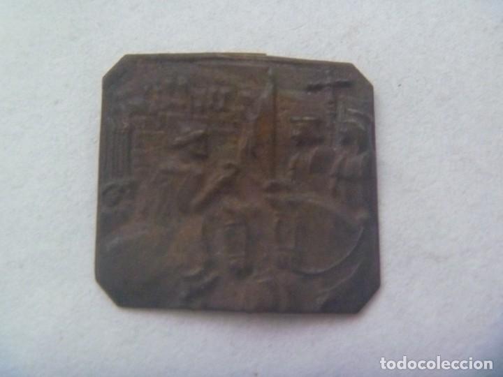 Militaria: GUERRA CIVIL - FALANGE : EMBLEMA DE AUXILIO SOCIAL DEDICADO A LA TOMA DE GRANADA