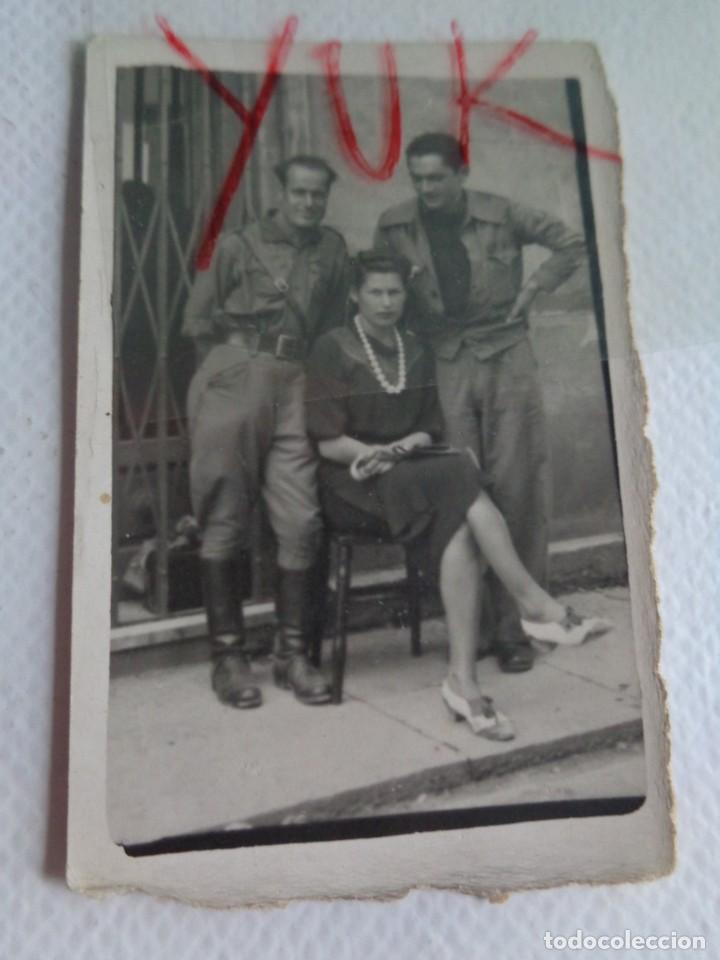 Militaria: FOTOGRAFIA DE DOS MILITARES DURANTE LA GUERRA CIVIL POSANDO CON UNA MUJER -PROBABLEMENTE DE VALENCIA