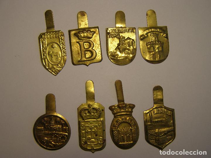 Military Antiques: INSIGNIAS METALICAS AUXILIO SOCIAL. LOTE DE 8