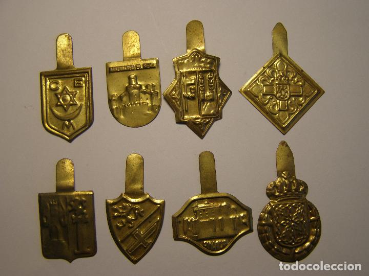 Military Antiques: INSIGNIAS METALICAS AUXILIO SOCIAL. LOTE DE 8